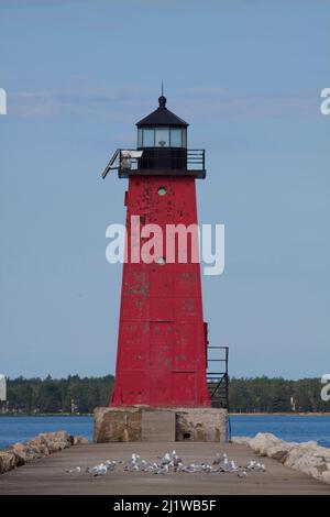 Un faro Breakwater lungo il lago Michigan Foto Stock