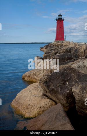 Un faro Breakwater lungo il lago Michigan Foto Stock