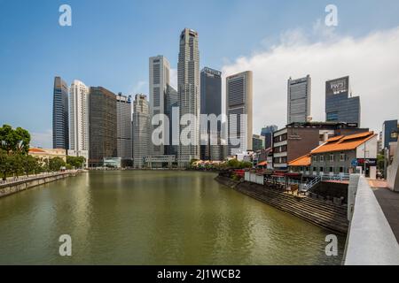 Splendida vista sul fiume Singapore, negozi e grattacieli commerciali sullo sfondo. 2022. Foto Stock