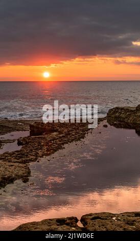 Alba estiva sulla Thornwick Bay, Yorkshire, Regno Unito Foto Stock