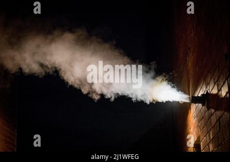 I fumi di scarico e il vapore acqueo proveniente da una combi caldaia gas attraverso la canna fumaria esterna tubo. Foto Stock