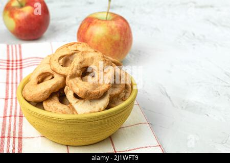 Mele fresche e mele secche sul tavolo. Sfondo con spazio di copia. Concetto artistico di cibo sul piano di lavoro della cucina Foto Stock