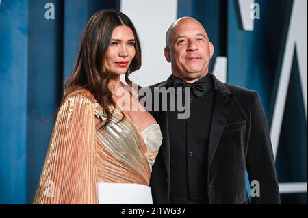 Paloma Jimenez e Vin Diesel camminano sul tappeto rosso al Vanity Fair Oscar Party del 2022 che si è tenuto presso il Walis Annenberg Center for the Performing Arts di Beverly Hills, CA il 27 marzo 2022. (Foto di Anthony Behar/Sipa USA) Foto Stock