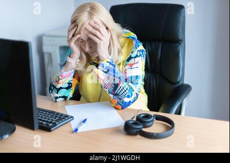 Mediata anziana stanca, stressata e frustrata donna d'affari che lavora disperatamente in ufficio con il computer Foto Stock