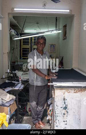 Sarto nel suo piccolo negozio al mercato a Tiruvannamalai, Tamil Nadu, India Foto Stock