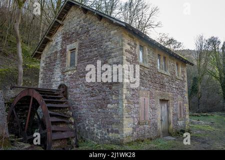 Mulino ad acqua derelitto, Ashford in the Water, Derbyshire, Inghilterra, Regno Unito Foto Stock