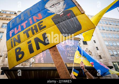 Migliaia di marciano in solidarietà contro la guerra in Ucraina. "Londra sta con l'Ucraina” dimostra il sostegno al popolo ucraino. Pace marzo Londra. Foto Stock