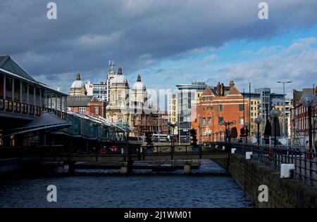 Centro commerciale Princes Quay, con vista verso il Maritime Museum, Hull, East Yorkshire, Humberside, Inghilterra Regno Unito Foto Stock