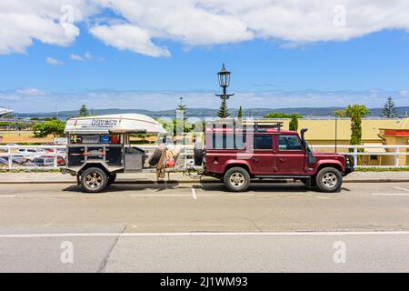 Land Rover Defender 110 TD5, traino di un rimorchio da campeggio per fuoristrada Austrack ad Albany Western Australia, Australia Foto Stock