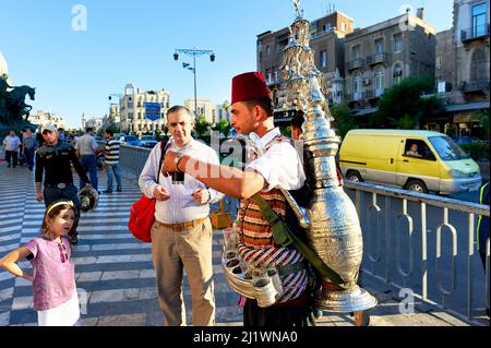 Siria. Damasco. Vendita di tazze di tè caldo Foto Stock