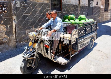 Siria. Trasportare i cocomeri nelle strade di Damasco. Foto Stock