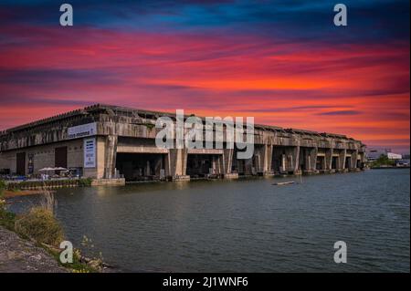 Bordeaux, Francia - 27 marzo, 2022, Vista della bomba guerra mondiale 2 base sottomarina tedesca Foto Stock