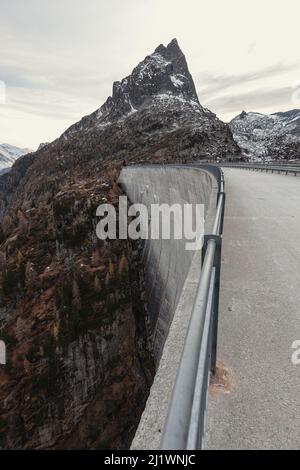 Diga di Emosson in autunno, Vallese (Wallis), Svizzera Foto Stock