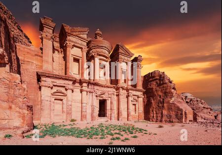 Petra, Giordania. Ad Deir, l'edificio monumentale del Monastero scolpito dalla roccia nell'antica città giordana di Petra, il moderno Wadi Musa Foto Stock