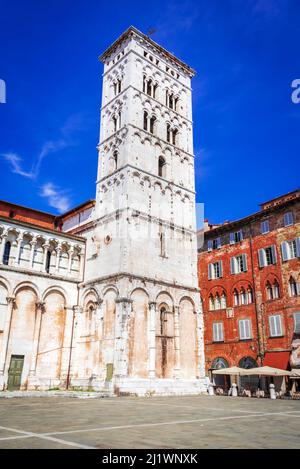 Lucca, Italia. Chiesa di San Michele in Foro, centro storico dell'antica città medievale di Lucca in estate con cielo azzurro, Toscana. Foto Stock