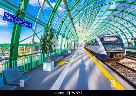 Bucarest, Romania - 4 settembre 2021: Nuova stazione ferroviaria con architettura a cupola dell'aeroporto Henri Coanda, giorno di sole. Foto Stock