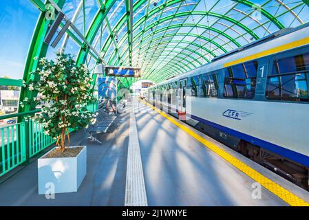 Bucarest, Romania - 4 settembre 2021: Nuova stazione ferroviaria con architettura a cupola dell'aeroporto Henri Coanda, giorno di sole. Foto Stock