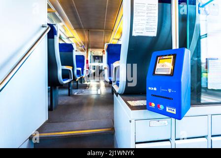 Bucarest, Romania - 4 settembre 2021: Biglietteria all'interno del treno Henri Coanda per l'aeroporto di Bucarest Foto Stock