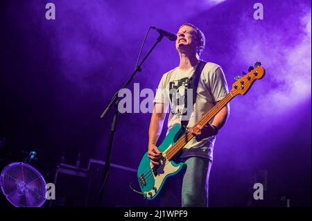 Manchester, Regno Unito. 26th marzo 2022. Josh Hardy, il batterista Matt Boggis e il bassista e cantante Eamon Sandwith della band The Chats suonano al The Manches Foto Stock