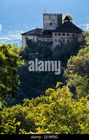 Thurnstein è un castello medievale arroccato sulle pendici del Monte Muta Oggi è utilizzato come albergo e ristorante tirolese. Tirolo, Alto Adige, Italia. Foto Stock