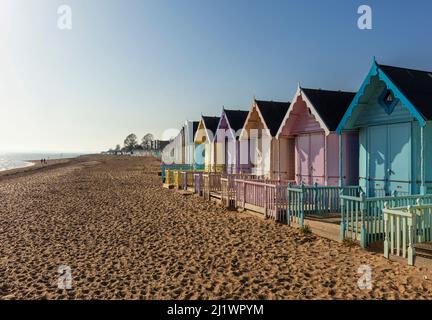 Capanne da spiaggia color pastello, Mersea Island, Essex, Regno Unito. Foto Stock