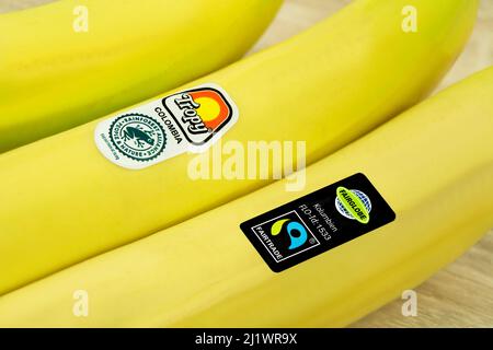 Amburgo, Germania - Marzo 14 2022: Banane dalla Colombia con il logo Fair Trade, TROPY e Rainforest Alliance Label con Fairglobo Foto Stock