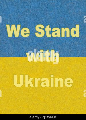 Slogan Siamo in piedi con l'Ucraina su cartone dipinto come bandiera Ucraina Foto Stock