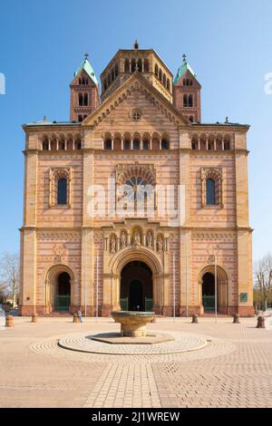 Facciata ovest della Cattedrale di Speyer in Renania-Palatinato, Germania. Speyer è una città della Renania-Palatinato in Germania con circa 50.000 inhab Foto Stock