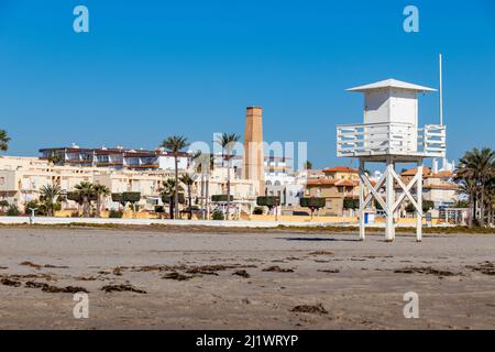 Bagnini di osservazione posta sulla spiaggia a Garrucha, provincia di Almeria, Andalucía, Spagna Foto Stock