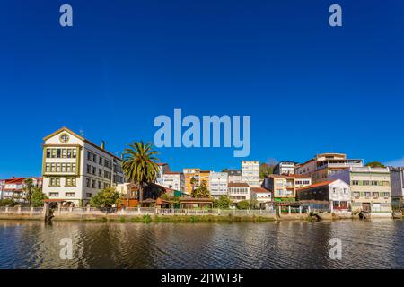 Panorama della città di Betanzos in Galizia Spagna sul fiume Mandeo Foto Stock