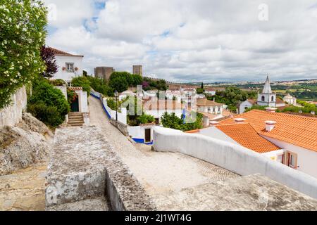 Vista del villaggio di Óbidos in Portogallo con il castello al retro Foto Stock