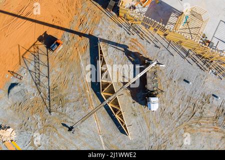 La costruzione con gru tiene in dettaglio una costruzione di tralicci di tetto in legno sovrapposizione una vista dall'alto Foto Stock