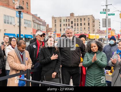 I sostenitori della campagna si sono Uniti al rappresentante Alexandria Ocasio-Cortez mentre ha tenuto un raduno della campagna nel Bronx, New York 27 marzo 2022. OCASIO-Cortez ha fino ad aprile 7th per raccogliere almeno 1.250 firme dagli elettori per mettere Ocasio-Cortez sul voto per il 2022. (Foto di Steve Sanchez/Sipa USA) Foto Stock