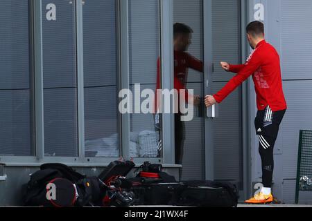 Cardiff, Regno Unito. 28th Mar 2022. Aaron Ramsey del Galles in vista della sessione di allenamento della squadra di calcio del Galles presso il vale Resort di Hensol, nei pressi di Cardiff, lunedì 28th marzo 2022. Il team si sta preparando per la prossima partita, un amico contro la Repubblica Ceca domani. Questa immagine può essere utilizzata solo per scopi editoriali. Solo per uso editoriale, pic by Andrew Orchard/Andrew Orchard sport photography/Alamy Live news Credit: Andrew Orchard sports photography/Alamy Live News Foto Stock