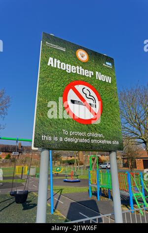 Cartello di divieto di fumo adiacente e relativo alle strutture per bambini a Blackpool, Lancashire in Inghilterra. Foto Stock