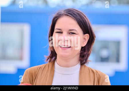 28 marzo 2022, Brandeburgo, Eisenhüttenstadt: Annalena Baerbock (Bündnis 90/ Die Grünen), il Ministro federale degli affari esteri parla presso la struttura centrale di accoglienza iniziale per i richiedenti asilo a Eisenhüttenstadt. Foto: Annette Riedl/dpa Foto Stock