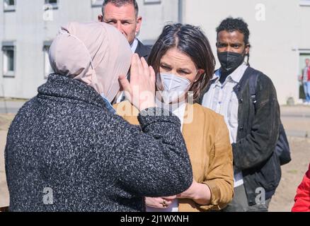 28 marzo 2022, Brandeburgo, Eisenhüttenstadt: Annalena Baerbock (Bündnis 90/ Die Grünen), Ministro federale degli affari esteri, parla con una donna rifugiata. Baerbock visita la struttura centrale di accoglienza iniziale per i richiedenti asilo a Eisenhüttenstadt. Foto: Annette Riedl/dpa Foto Stock