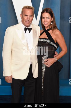 Los Angeles, Stati Uniti. 28th Mar 2022. 27th marzo 2022, Los Angeles, USA. Kevin Costner e Christine Baumgartner partecipano al Vanity Fair Oscar Party 2022, Wallenis Annenberg Center for the Performing Arts, Los Angeles. Credit: Doug Peters/Alamy Live News Foto Stock