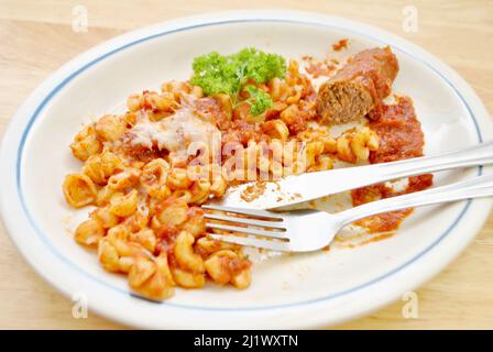 Cibo lasciato su un piatto dopo una cena a base di pasta Foto Stock