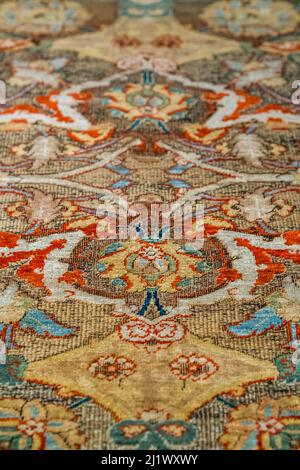 Londra, Regno Unito. 28th Mar 2022. Un Carpet 'polonaise' Safavid di grande importanza, probabilmente Isfahan, Persia Centrale, inizio 17th secolo, stima: GBP 1.000.000 - GBP 1.500.000 - Anteprima dell'arte del mondo islamico e indiano in vendita a Christie's, Londra. Credit: Guy Bell/Alamy Live News Foto Stock