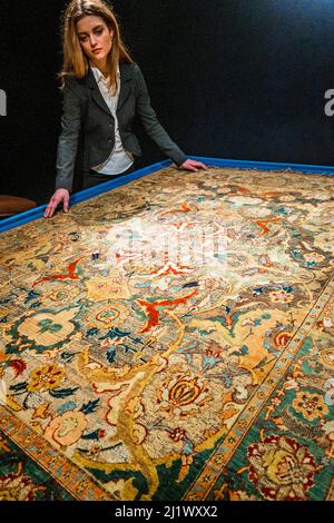 Londra, Regno Unito. 28th Mar 2022. Un Carpet 'polonaise' Safavid di grande importanza, probabilmente Isfahan, Persia Centrale, inizio 17th secolo, stima: GBP 1.000.000 - GBP 1.500.000 - Anteprima dell'arte del mondo islamico e indiano in vendita a Christie's, Londra. Credit: Guy Bell/Alamy Live News Foto Stock