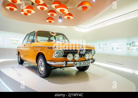 Monaco di Baviera, Germania, 29 settembre 2015: Famosa BMW 2002 TII in mostra al Museo BMW di Monaco di Baviera, Germania Foto Stock