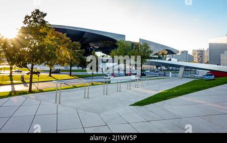 Monaco di Baviera, Germania, 29 settembre 2015: Showroom BMW accanto alla sede centrale e al museo di Monaco, Germania Foto Stock