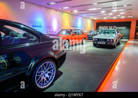 Monaco di Baviera, Germania, 29 settembre 2015: Linea di modelli BMW M in esposizione al BMW Museum di Monaco di Baviera, Germania Foto Stock