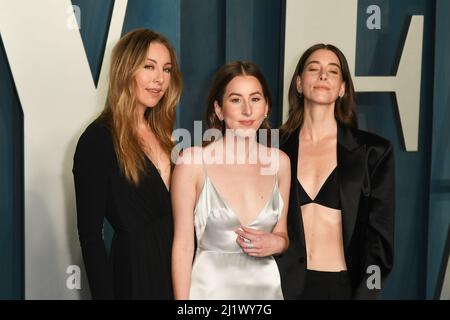 Este Haim, Alana Haim e Danielle Haim partecipano al Vanity Fair Oscar Party 2022 al Wallenis Annenberg Center for the Performing Arts il 27 marzo 2022 a Beverly Hills, California. Foto: Casey Flanigan/imageSPACE/Sipa USA Foto Stock