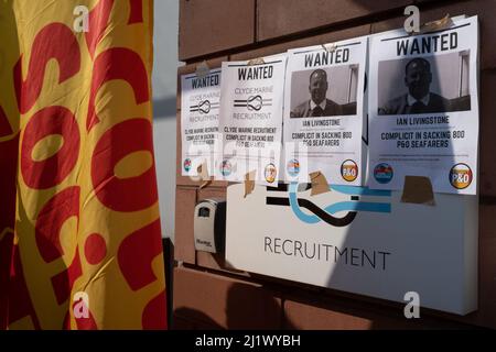 Glasgow, Scozia, 28 marzo 2022. Protesta da parte dei sindacati e dei partiti politici scozzesi contro il saccheggio di 800 lavoratori sui traghetti P&o, al di fuori del Clyde Marine Recruitment - la società responsabile del reclutamento dei lavoratori sostitutivi, a Glasgow, Scozia, 28 marzo 2022. Photo credit: Jeremy Sutton-Hibbert/Alamy Live News Foto Stock