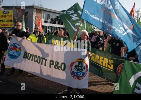 Glasgow, Scozia, 28 marzo 2022. Protesta da parte dei sindacati e dei partiti politici scozzesi contro il saccheggio di 800 lavoratori sui traghetti P&o, al di fuori del Clyde Marine Recruitment - la società responsabile del reclutamento dei lavoratori sostitutivi, a Glasgow, Scozia, 28 marzo 2022. Photo credit: Jeremy Sutton-Hibbert/Alamy Live News Foto Stock