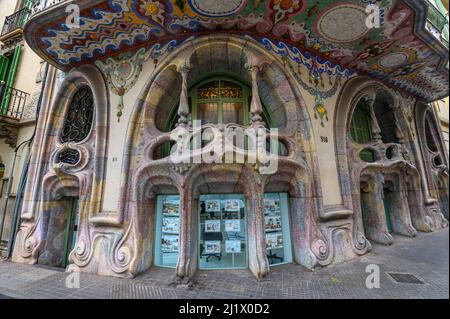 Barcellona, Spagna. House Comalat (Casa Comalat) è un edificio modernista di Barcellona, costruito da Salvador Valeri nel 1911 Foto Stock