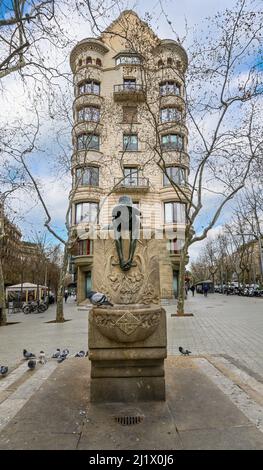 Barcellona, Spagna. Una scultura da ragazzo vicino alla Casa de les Punxes a Barcellona, Spagna. Foto Stock