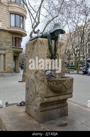 Barcellona, Spagna. Una scultura da ragazzo vicino alla Casa de les Punxes a Barcellona, Spagna. Foto Stock